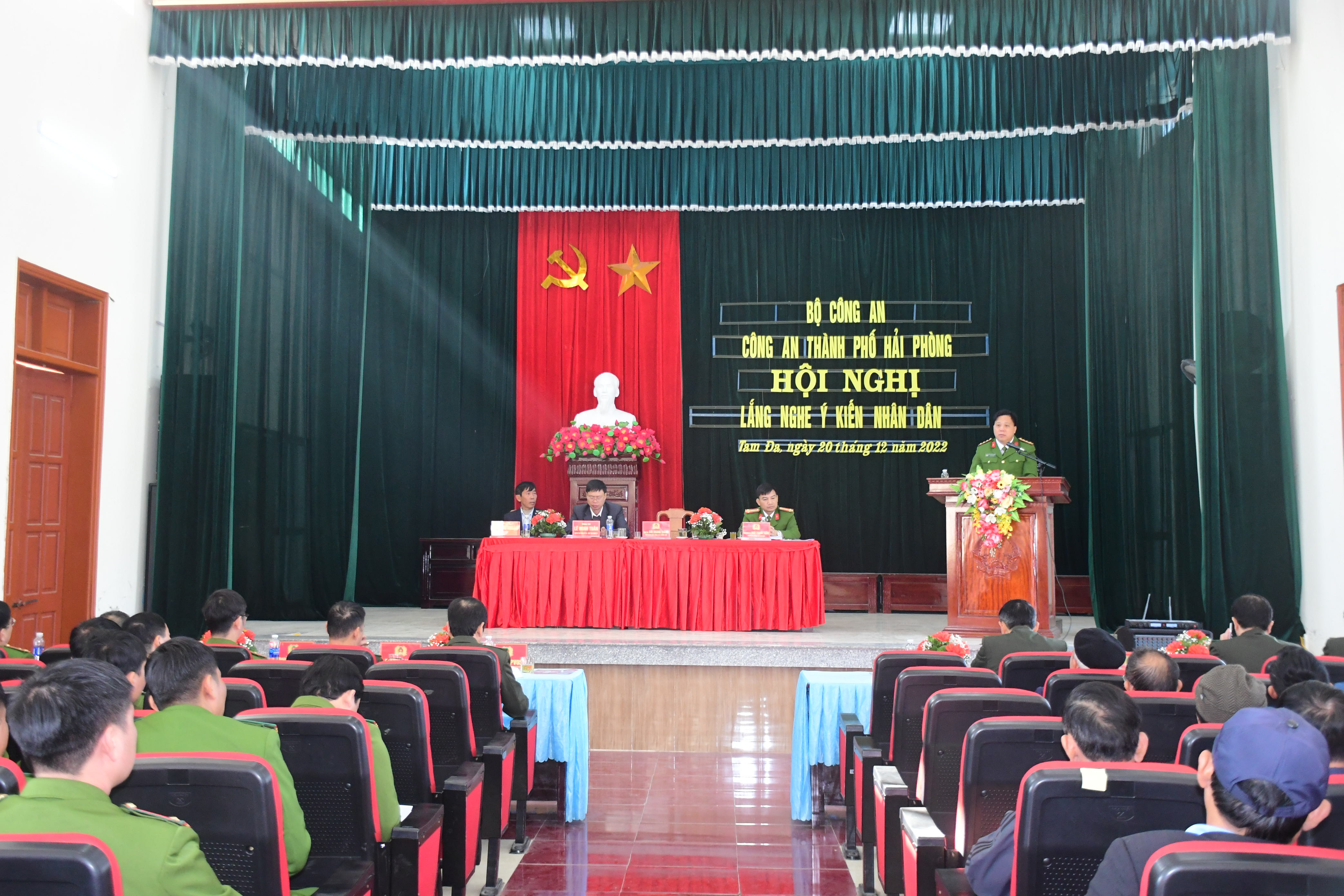 Đại tá Bùi Trung Thành, Phó giám đốc CATP lắng nghe phản ánh của nhân dân về lực lượng Công an tại xã Tam Đa (Vĩnh Bảo)